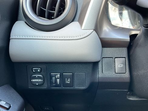 Used 2018 Toyota RAV4 XLE FWD image 17
