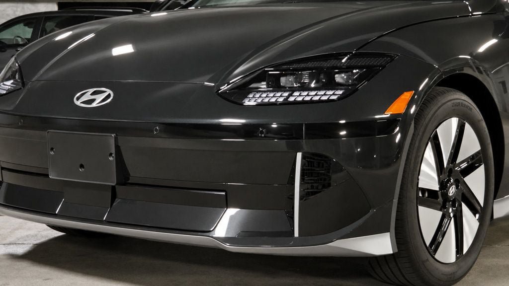 Used 2024 Hyundai Ioniq 6 SE RWD image 6