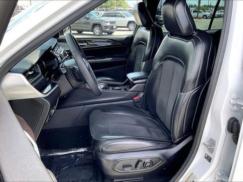 Used 2023 Jeep Grand Cherokee L Laredo image 23