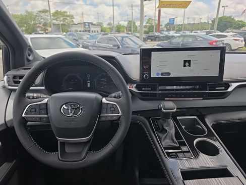 New 2026 Toyota Sienna XSE FWD image 14