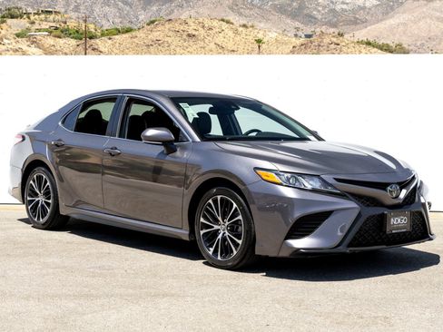 Used 2019 Toyota Camry SE w/ Convenience Package FWD image 8