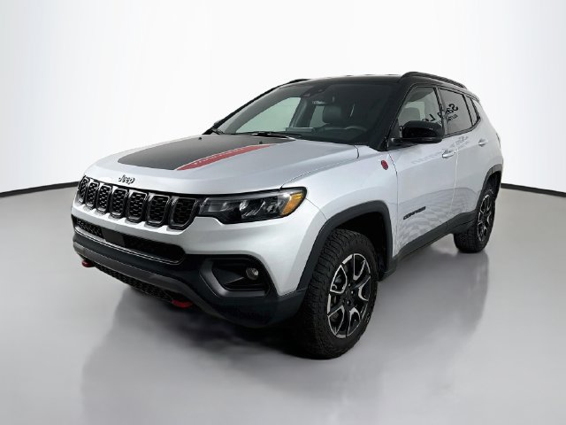 Used 2025 Jeep Compass Trailhawk AWD/4WD image 3