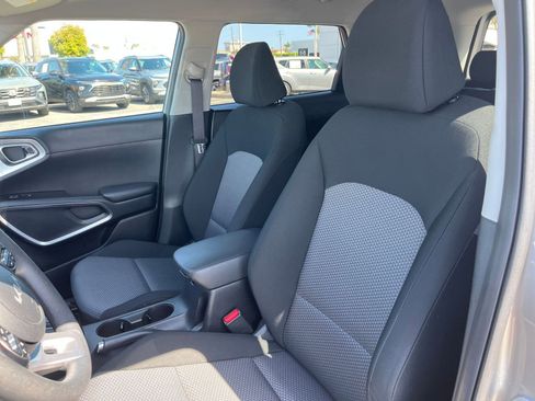 Used 2025 Kia Soul LX w/ LX Technology Package FWD image 27