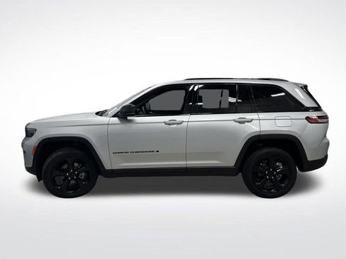 Used 2023 Jeep Grand Cherokee Altitude image 12