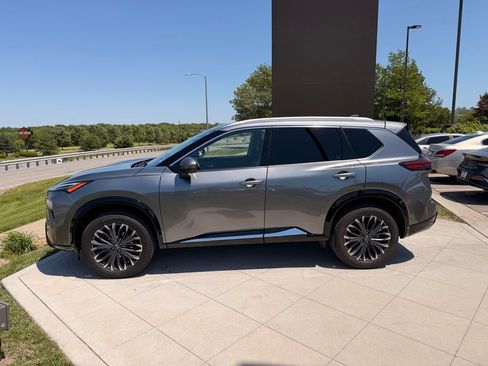 Used 2024 Nissan Rogue Platinum AWD/4WD image 8