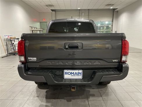 Used 2018 Toyota Tacoma TRD Sport image 4