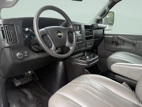 Used 2017 Chevrolet Express 3500 RWD image 13
