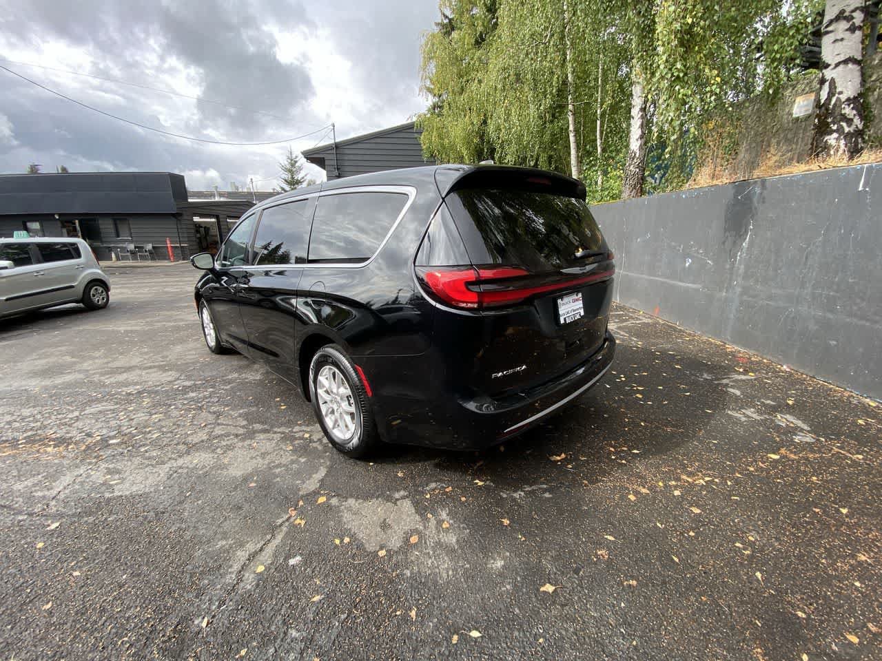 Used 2024 Chrysler Pacifica Touring-L FWD image 4