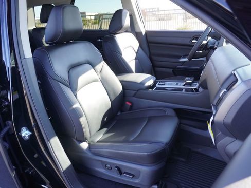 Certified 2025 Nissan Pathfinder SL w/ SL Premium Package image 12