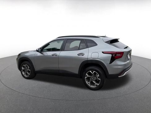 Used 2025 Chevrolet Trax LT FWD image 10