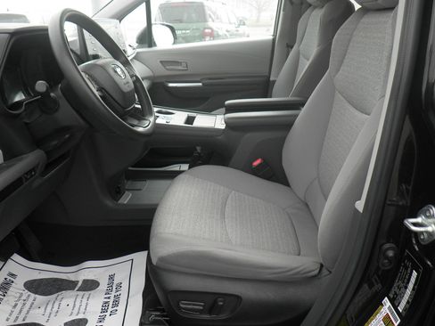 Used 2024 Toyota Sienna LE image 14