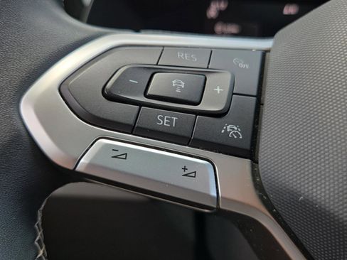 Used 2023 Volkswagen Taos SE w/ Panoramic Sunroof Package FWD image 26
