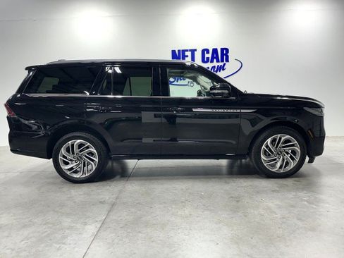 Used 2025 Lincoln Navigator Reserve AWD/4WD image 2