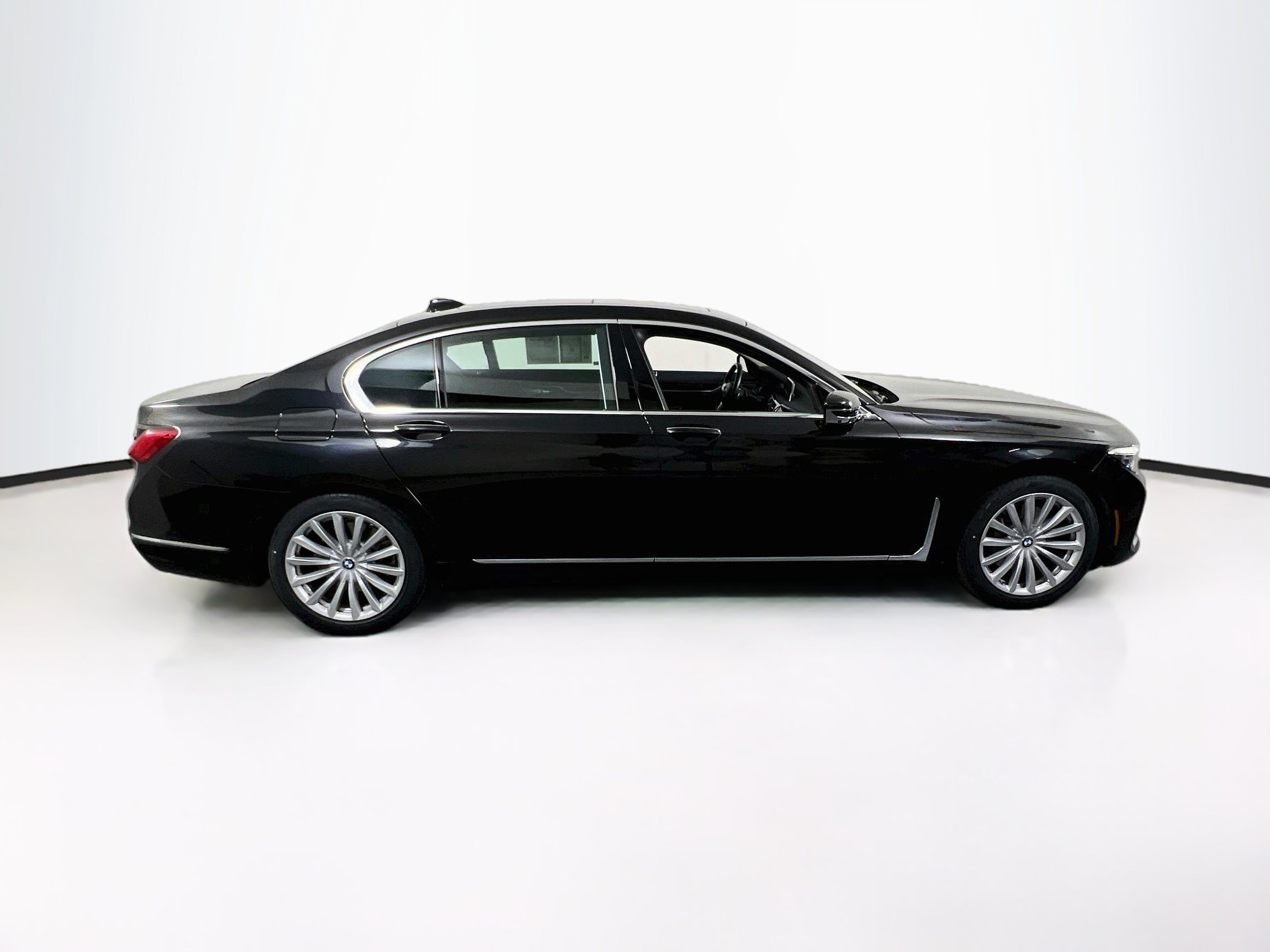 Used 2022 BMW 740i xDrive w/ Premium Package AWD/4WD image 4