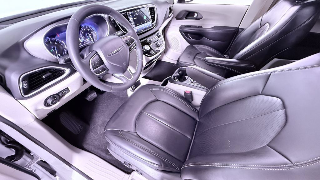 Used 2023 Chrysler Pacifica Touring-L FWD image 16