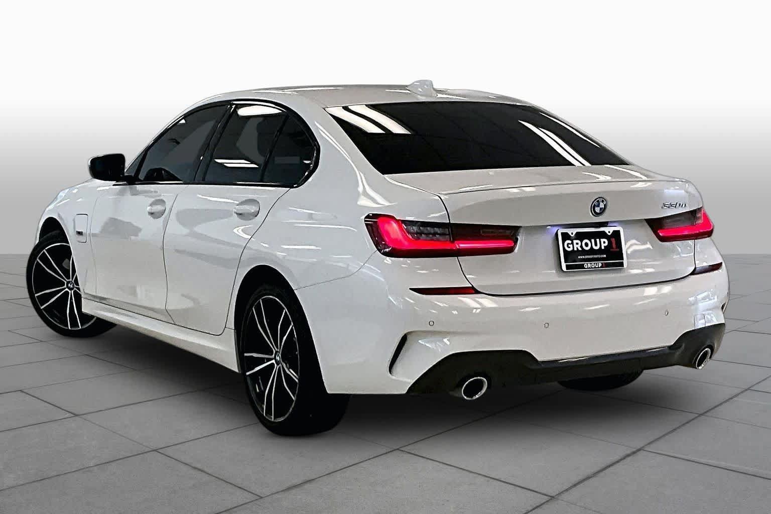 Used 2022 BMW 330e w/ M Sport Package RWD image 11