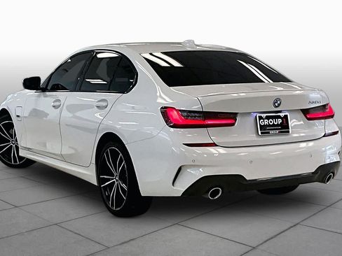 Used 2022 BMW 330e w/ M Sport Package RWD image 11