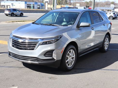 Used 2023 Chevrolet Equinox LT w/ Driver Convenience Package image 5