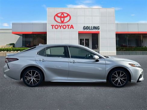 Used 2023 Toyota Camry SE image 6
