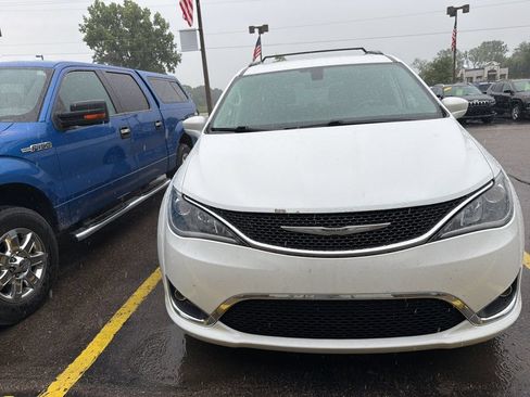 Used 2017 Chrysler Pacifica Touring-L FWD image 5