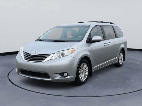 Used 2014 Toyota Sienna XLE image 3