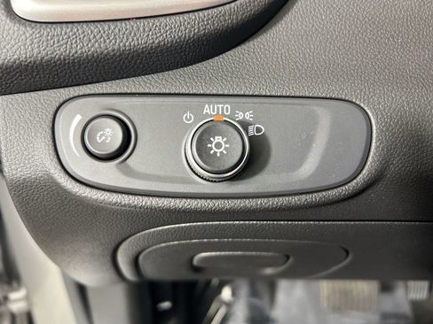 Used 2022 Chevrolet Trax LT w/ LT Convenience Package image 18