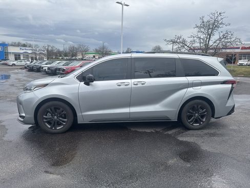 Used 2024 Toyota Sienna XSE w/ XSE Plus Package image 2