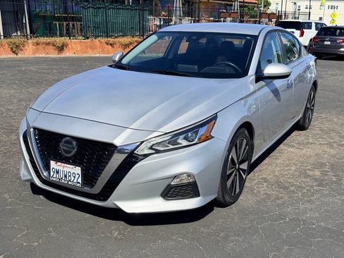 Used 2021 Nissan Altima 2.5 SV FWD image 3