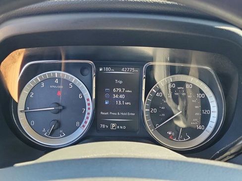 Used 2018 Nissan Titan SV image 24