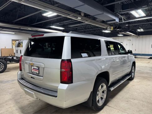 Used 2019 Chevrolet Suburban LT w/ LT Signature Package image 4