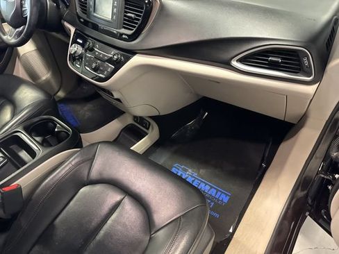Used 2017 Chrysler Pacifica Touring-L FWD image 21