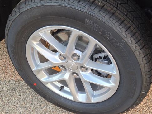 New 2025 Jeep Grand Cherokee Laredo X w/ Luxury Tech Group I image 16