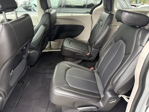 Used 2023 Chrysler Pacifica Touring-L AWD/4WD image 25
