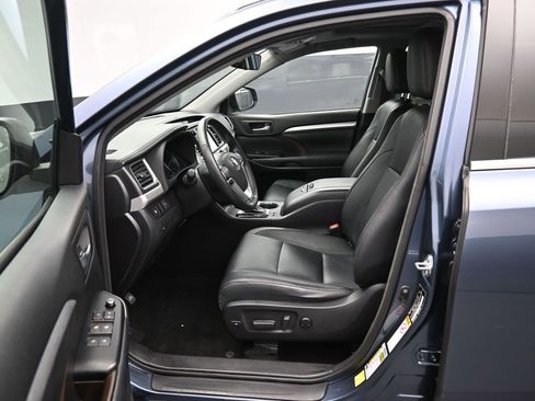 Used 2018 Toyota Highlander XLE image 2