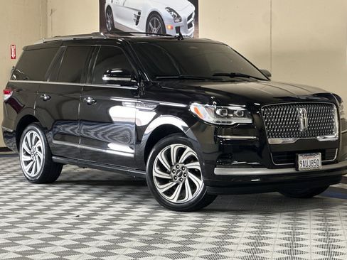 Used 2022 Lincoln Navigator Reserve image 2