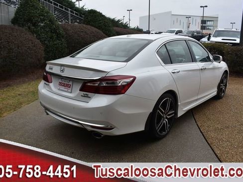 Used 2017 Honda Accord Touring image 10