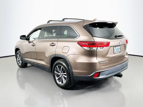 Used 2019 Toyota Highlander XLE AWD/4WD image 5