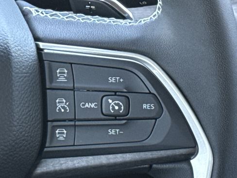 Used 2023 Jeep Grand Cherokee Limited w/ Luxury Tech Group II RWD image 19