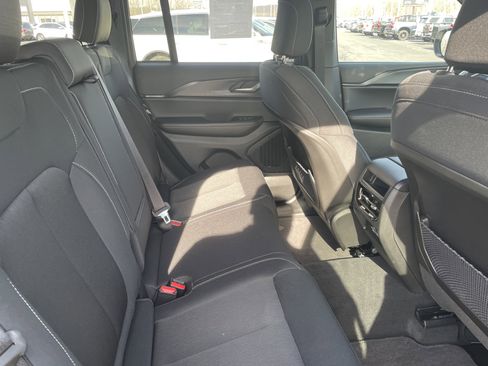 Used 2025 Jeep Grand Cherokee Laredo X image 23