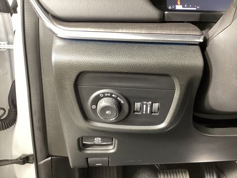Used 2023 Jeep Grand Cherokee Overland AWD/4WD image 18
