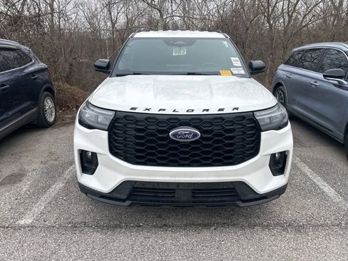 Used 2025 Ford Explorer ST-Line w/ ST-Line Street Pack image 2
