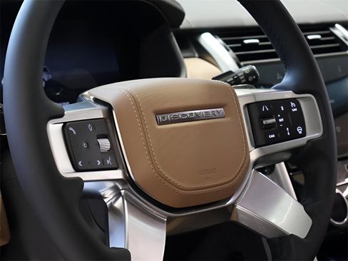 Used 2025 Land Rover Discovery Metropolitan Edition image 41