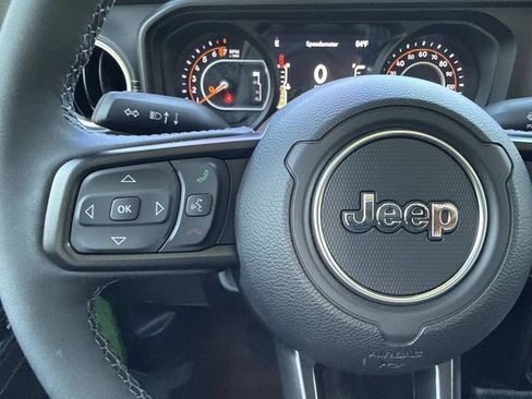 Used 2025 Jeep Gladiator Sport AWD/4WD image 15