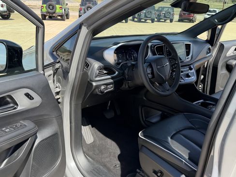 Used 2025 Chrysler Pacifica Limited image 11