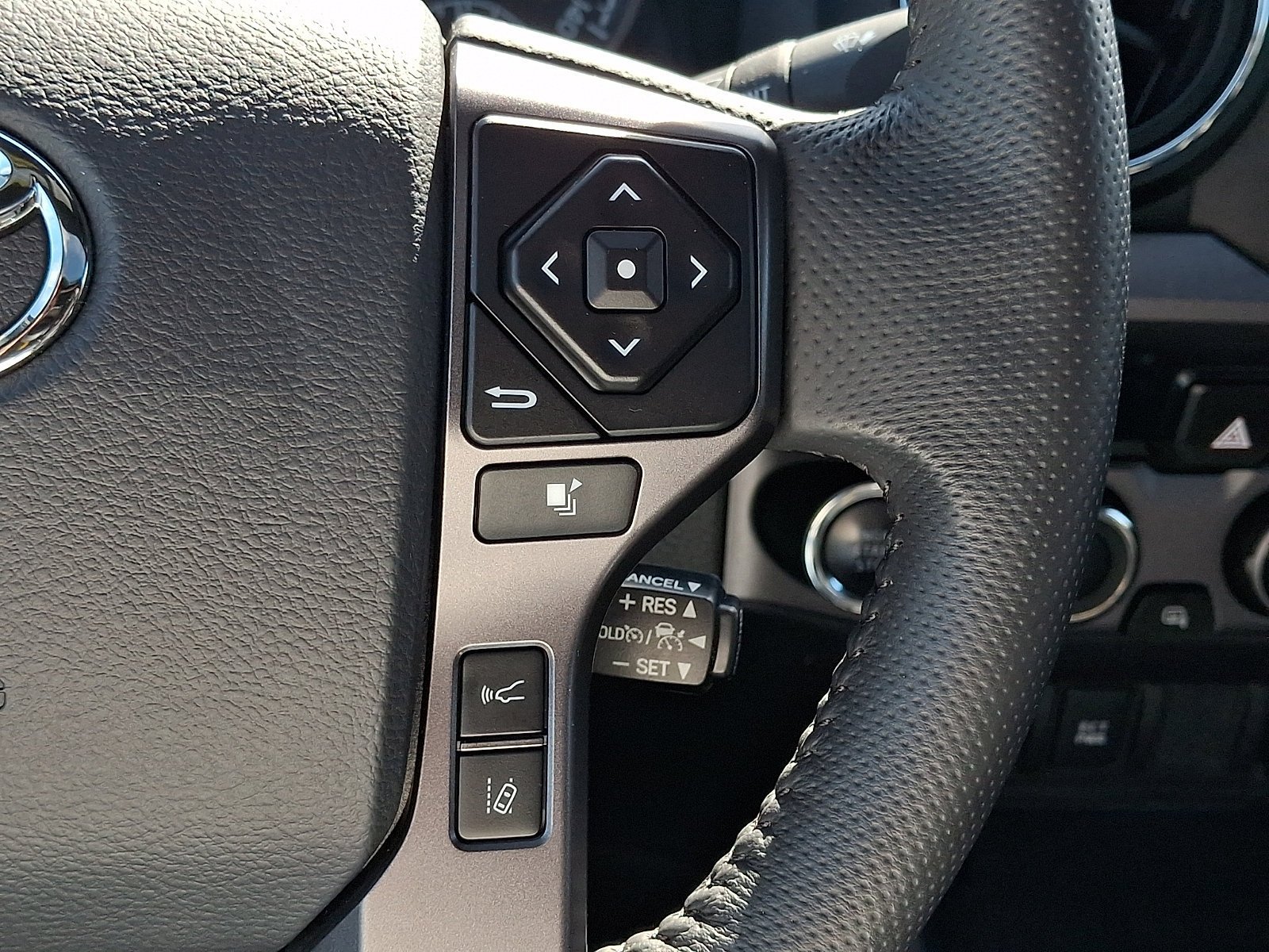 Used 2018 Toyota Tacoma TRD Sport AWD/4WD image 23