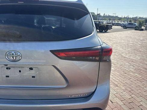 Used 2021 Toyota Highlander Limited FWD image 11