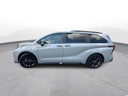 Used 2025 Toyota Sienna XSE FWD image 9