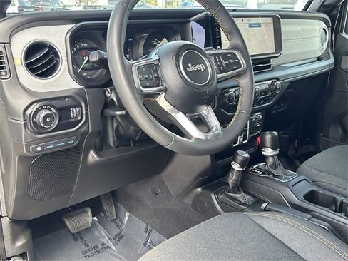 Used 2024 Jeep Wrangler Unlimited Sahara image 17