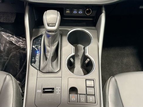 Used 2025 Toyota Highlander XLE image 14