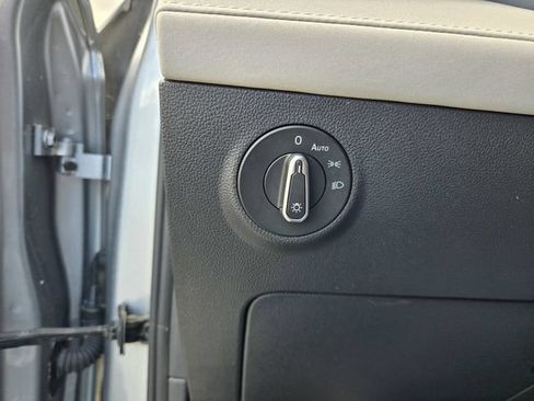 Used 2025 Volkswagen Taos SE FWD image 19